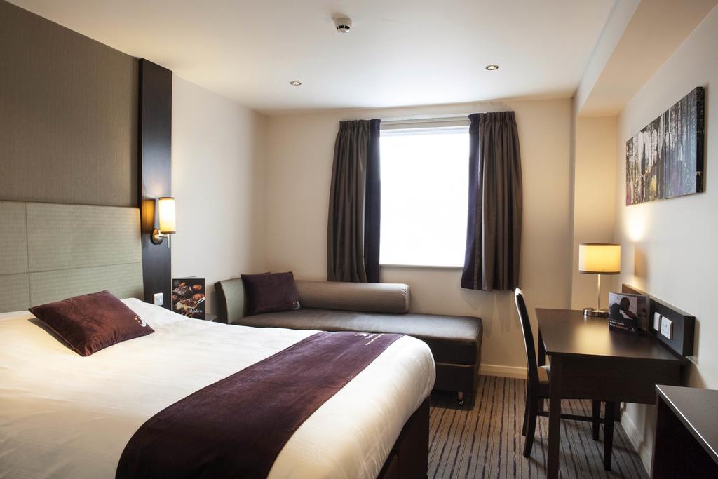 Premier Inn Chester Central - North Bagian luar foto